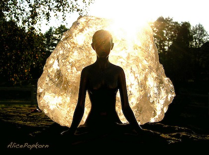 Algunos ejercicios que combinan litoterapia y meditación