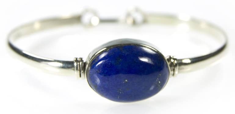Un anillo de Lapislázuli, la piedra de la amistad y del amor