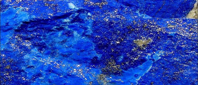 Su azul ultramar y sus reflejos dorados dan al Lapislázuli el aspecto de un cielo estrellado