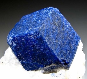La lazurita es el mineral que da su color al lapislázuli