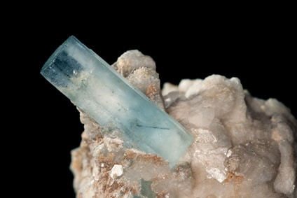 Cristal natural de aguamarina sobre su roca matriz
