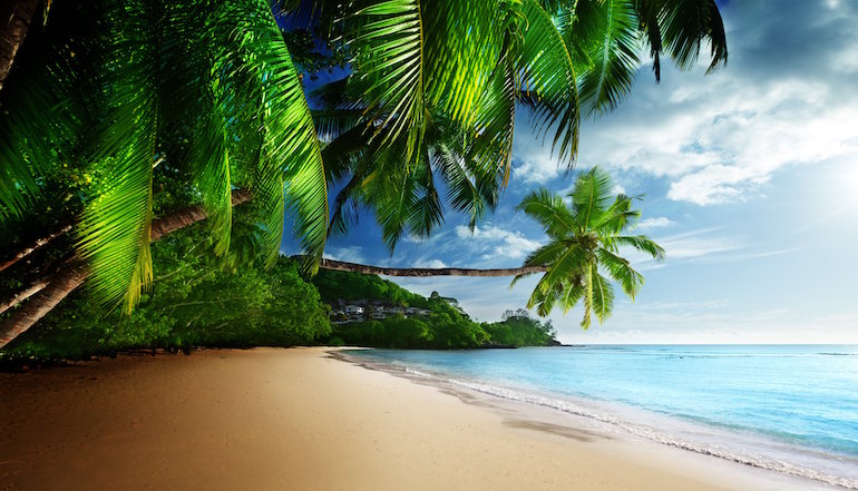 Playas con cocoteros y aguas turquesas