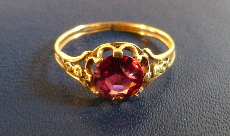 Anillo adornado con un rubí
