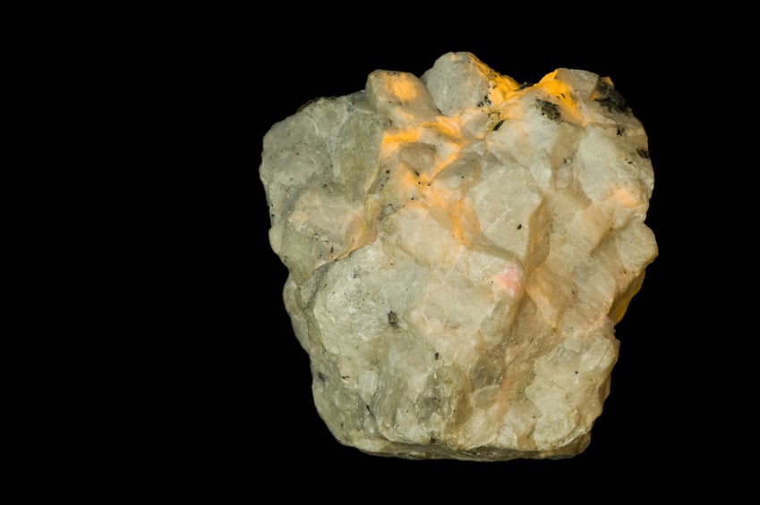 La hackmanita, variedad de sodalita fluorescente bajo una lámpara de rayos ultravioleta