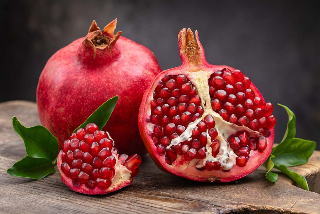 La granada, una fruta roja que posiblemente dio su nombre al granate