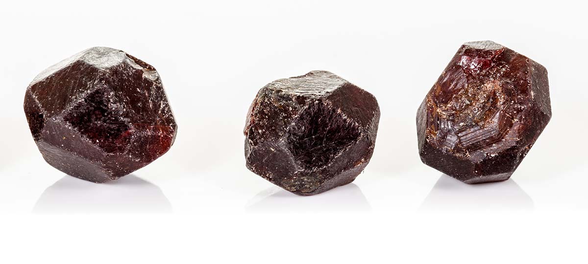 Piedras en bruto de granate