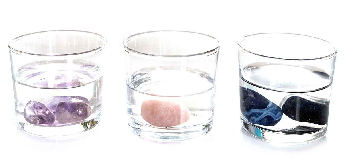 Ejemplos de aguas de gemas: amatista, cuarzo rosa y sodalita