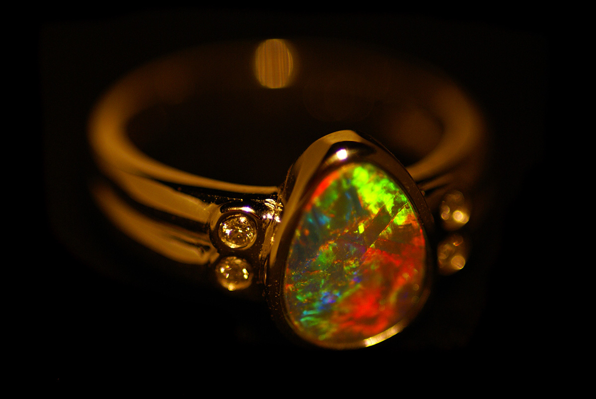 Anillo coronado con un ópalo