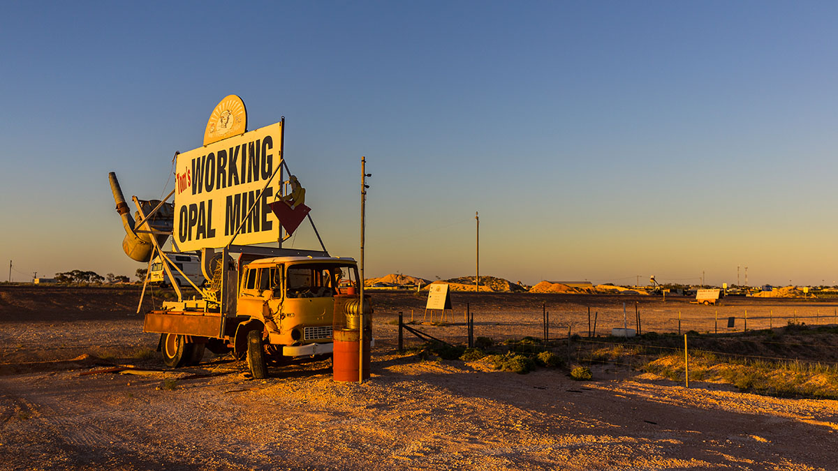 A la entrada de una mina de ópalos en Australia